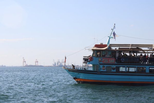 Peut-on trouver une croisière qui propose des excursions pour explorer les grottes sous-marines?