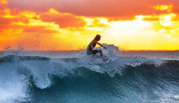 Où trouver les meilleurs spots pour le surf à Bali, Indonésie : plages et saisons recommandées ?